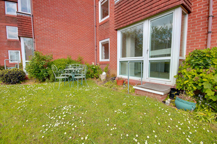 1 Bedroom Retirement Property For Sale In Bitterne Park! Extended Lease! Over 's! Direct Access Onto Communal Gardens, SO18