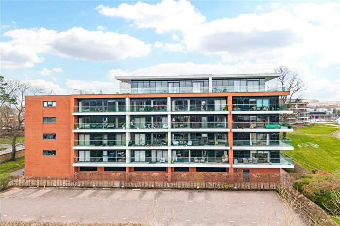 2 Bedroom Apartment For Sale In Racecourse Road, Newbury, Berkshire, RG14