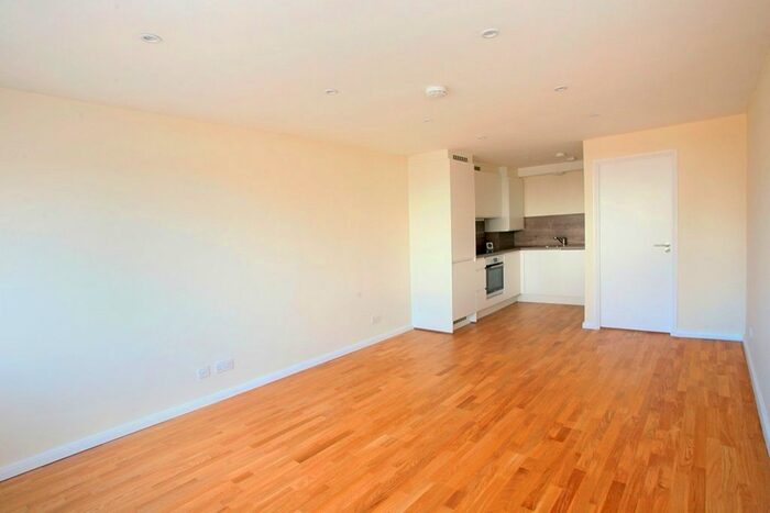 Studio To Rent In Trout Road, Yiewsley, West Drayton, UB7