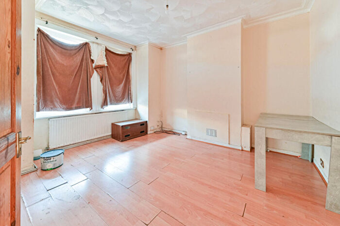 2 Bedroom Flat For Sale In Hythe Road, Thornton Heath, CR7