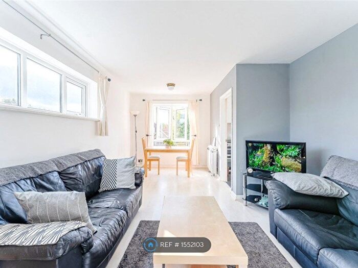 2 Bedroom Flat To Rent In Park Hill Road, Wallington, SM6