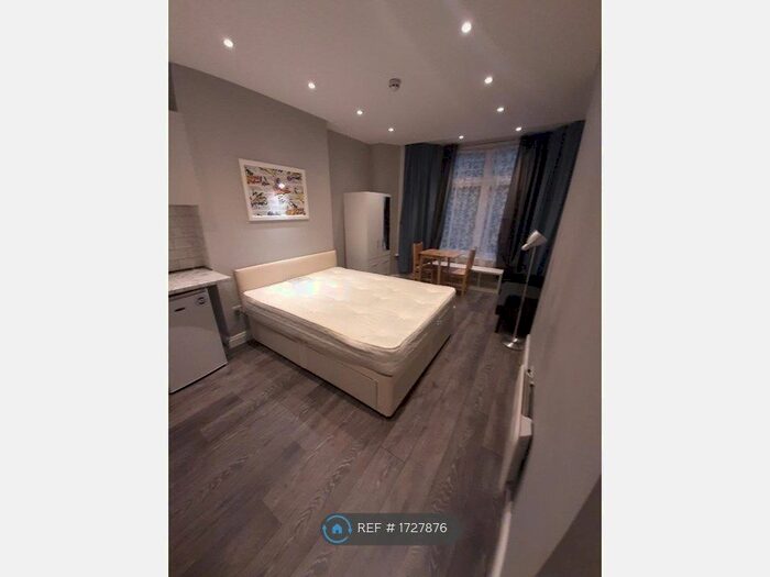 Studio To Rent In Connaught Road Large Studio, London, NW10