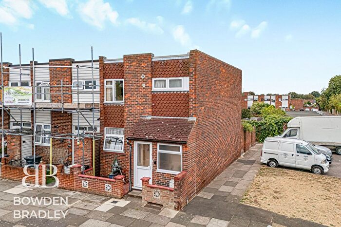 3 Bedroom End Of Terrace House For Sale In Covert Road, Ilford, IG6
