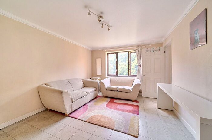 2 Bedroom Flat For Sale In Niagara Close, London, N1