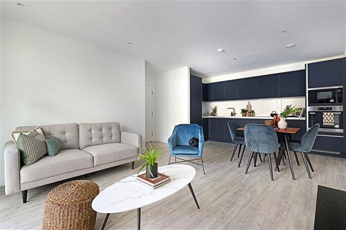 2 Bedroom Flat To Rent In Clovelly Road, TW3