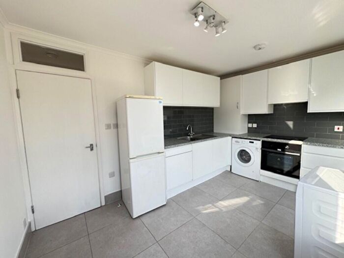 3 Bedroom Flat To Rent In Algernon Road, London, NW4