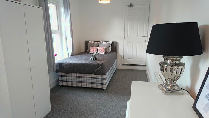 4 Bedroom Semi-Detached House To Rent In Kent Road, Southampton, SO17