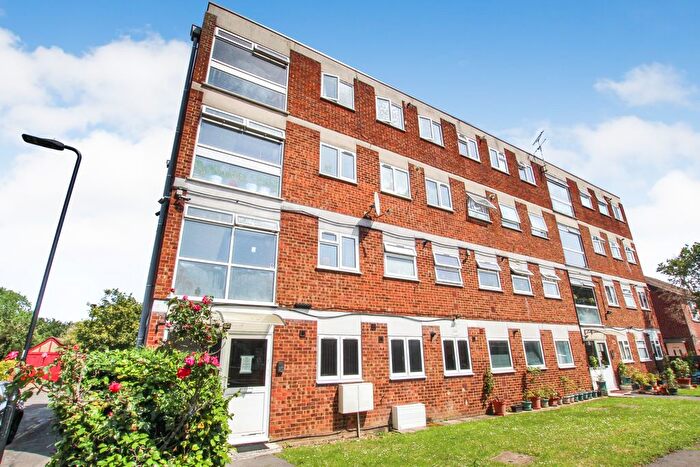 2 Bedroom Flat For Sale In Mark Close, Southall, UB1