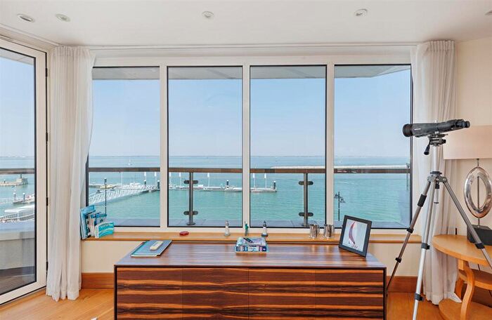 2 Bedroom Apartment For Sale In Cowes, Isle Of Wight, PO31