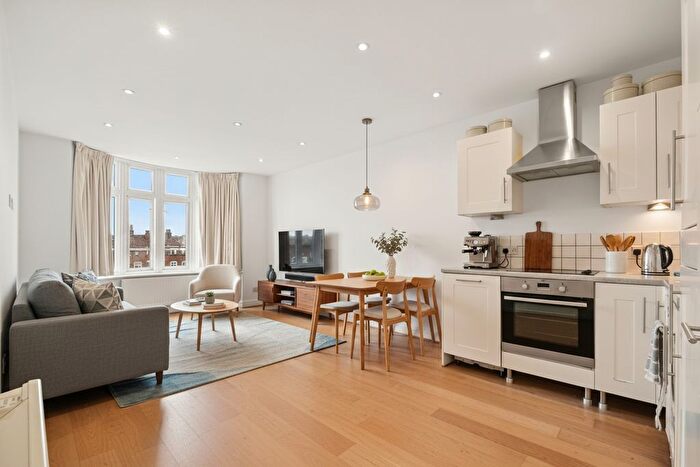 2 Bedroom Flat To Rent In Parkview Court, Fulham, SW6