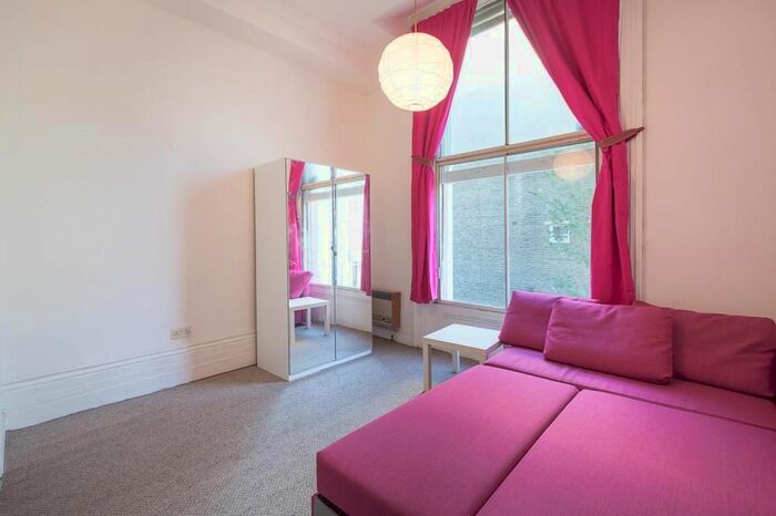 Studio To Rent In Nevern Road, London, SW5