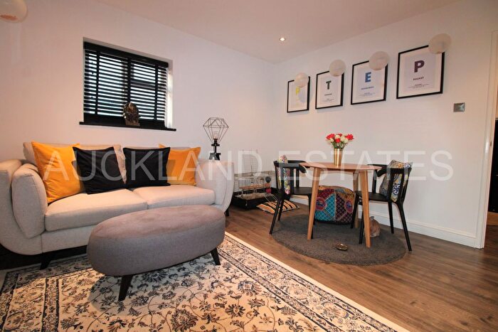 1 Bedroom Flat To Rent In Ritz Court, Potters Bar, EN6