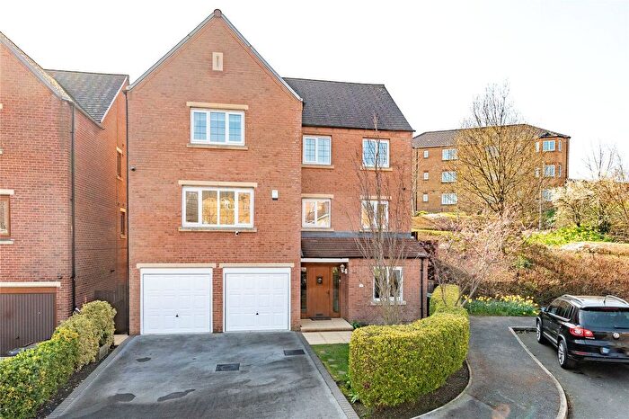 6 Bedroom Detached House For Sale In Post Hill View, Pudsey, West Yorkshire, LS28