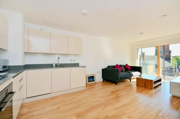 2 Bedroom Flat To Rent In Streatham High Road, Streatham Common, London, SW16