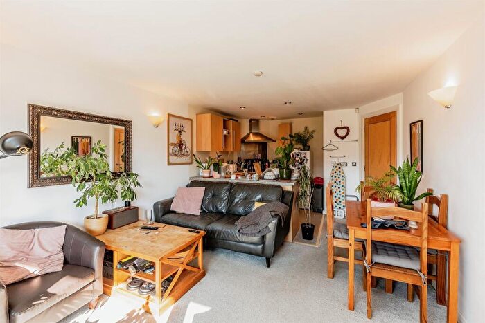 1 Bedroom Apartment For Sale In Deanery Road, Bristol, BS1