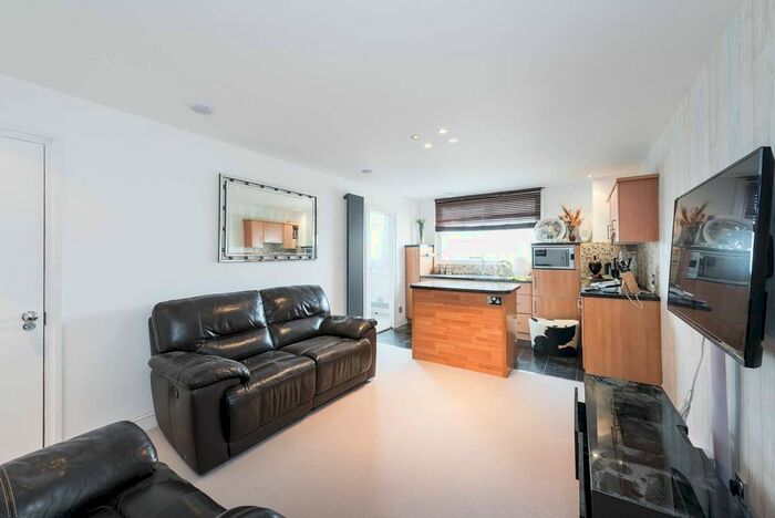 1 Bedroom Flat To Rent In The Water Gardens, Hyde Park Estate, London, W2
