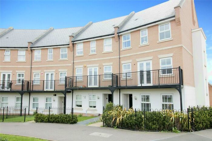 4 Bedroom End Of Terrace House To Rent In School Avenue, Laindon, Basildon, SS15