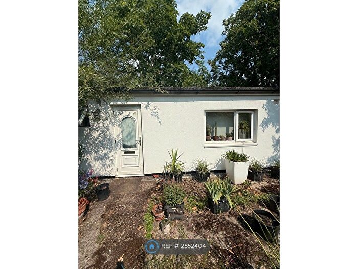 Studio To Rent In Highfield Avenue, London, NW11