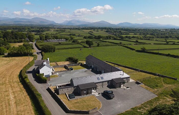 4 Bedroom Farmhouse To Rent In Tyddyn Llywarch Farm House, Llanddaniel, LL60