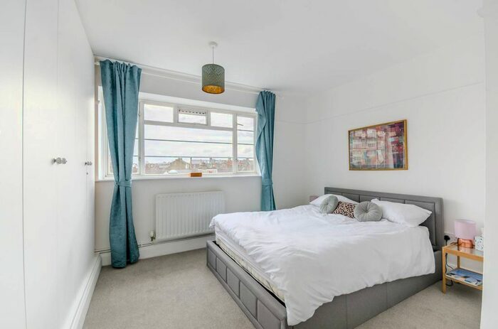2 Bedroom Flat To Rent In Clapham Road, Clapham North, London, SW9