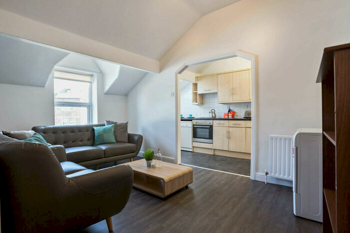 5 Bedroom Flat To Rent In Victoria Road, Leeds, LS6