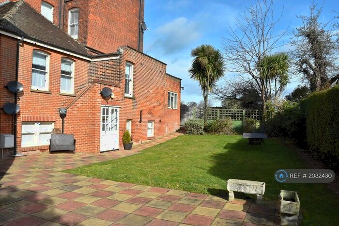 2 Bedroom Flat To Rent In St. Marys Court, Herne Bay, CT6