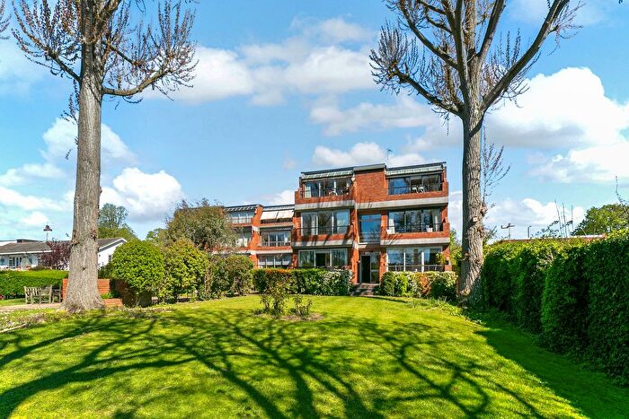 2 Bedroom Flat For Sale In Hampton Court Road, East Molesey, KT8