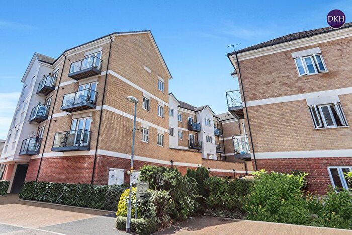 3 Bedroom Flat For Sale In Ley Farm Close, Watford, Hertfordshire, WD25