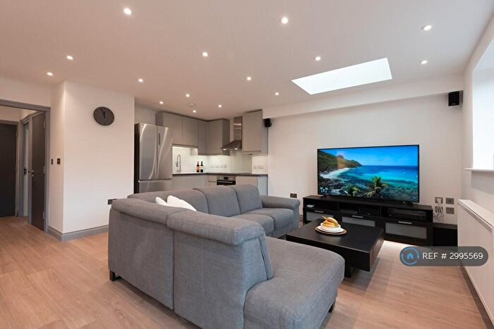 3 Bedroom Flat To Rent In New Park Avenue, London, N13