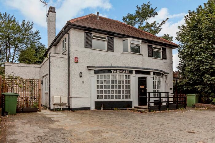 2 Bedroom Flat To Rent In New Zealand Avenue, Walton On Thames, KT12