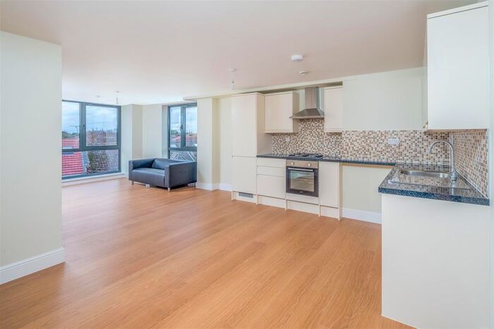 2 Bedroom Flat To Rent In Fourth Cross Road, Twickenham, TW8