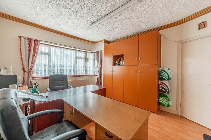 6 Bedroom Semi Detached House For Sale In D'arcy Drive, Kenton, Harrow, HA3