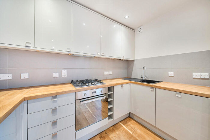 2 Bedroom Apartment For Sale In Whateley Road, London, SE22