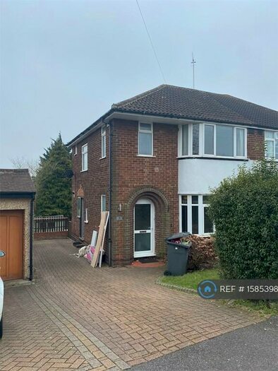 3 Bedroom Semi-Detached House To Rent In Hollybush Road, Luton, LU2