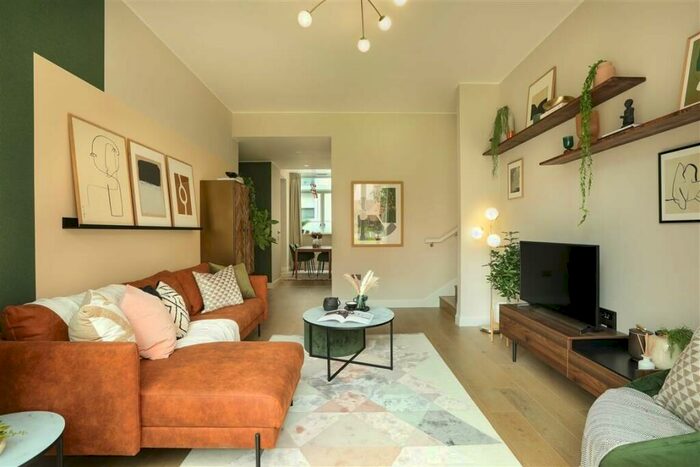3 Bedroom Flat To Rent In Zinc Street Sugar House Island, E15