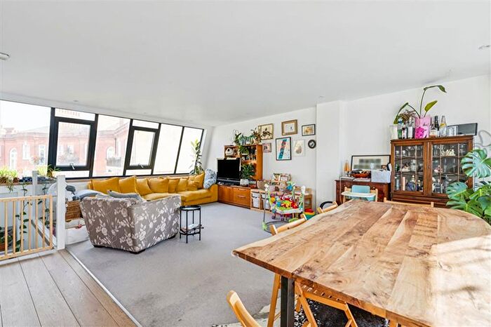 2 Bedroom Flat To Rent In Beaumont Crescent, London, W14