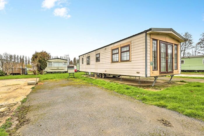 2 Bedroom Mobile Home For Sale In Birdlake Way, Billing Aquadrome, Northampton, Northamptonshire, NN3
