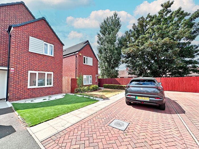 4 Bedroom Detached House For Sale In Laura Roberts Close, West Bromwich, B70