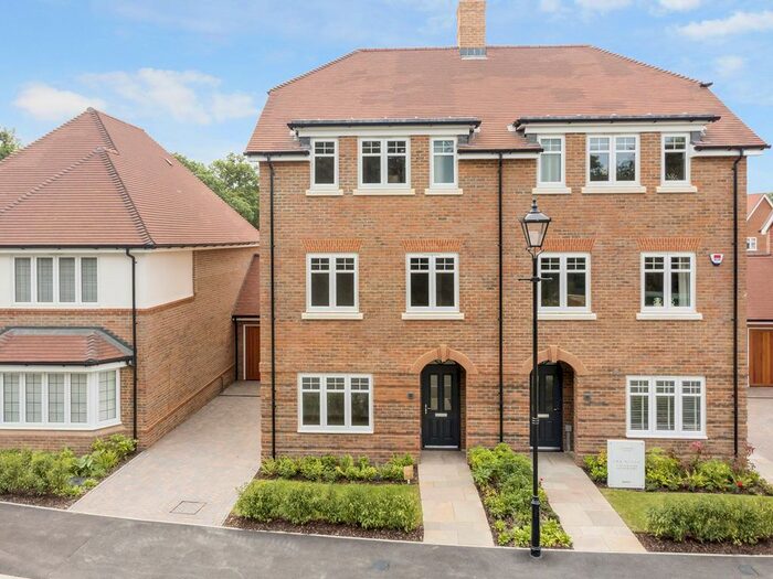4 Bedroom Town House For Sale In Lorimer Avenue, Surrey, GU6