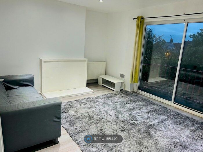 2 Bedroom Flat To Rent In Red Rails, Luton, LU1