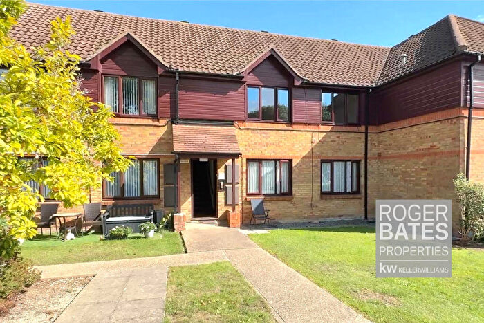 1 Bedroom Apartment For Sale In Oakwood Grove, Wickford Avenue, Basildon, SS13