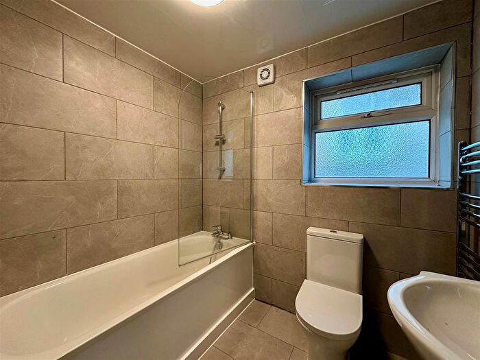 2 Bedroom Flat To Rent In Queens Road, London, SW19