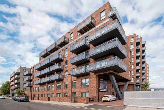 1 Bedroom Apartment For Sale In Cityview Point, Leven Wharf, Poplar, London, E14