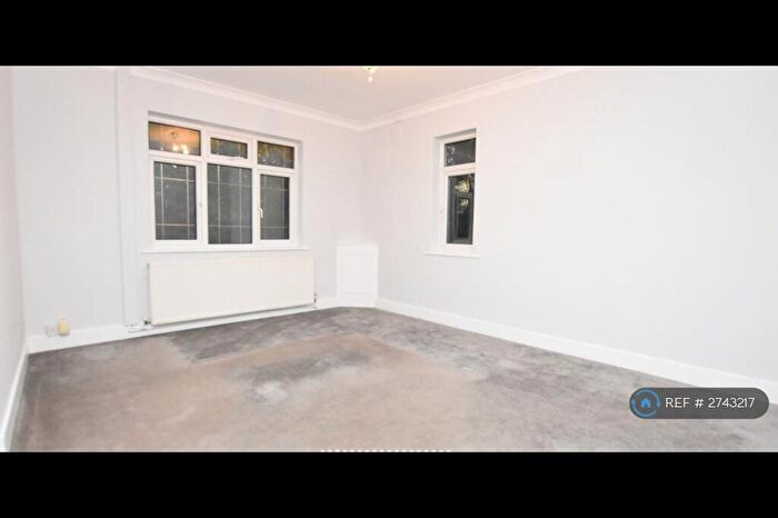 3 Bedroom Maisonette To Rent In Beechwood Park, London, E18