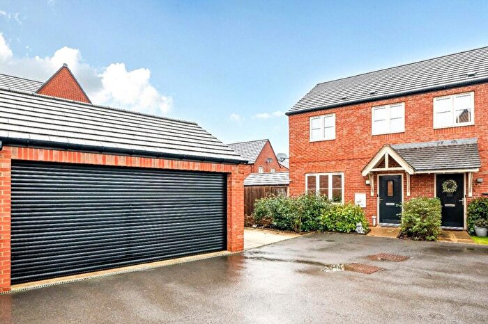 3 Bedroom Semi Detached House For Sale In Bennett Drive, Banbury, Oxfordshire, OX16