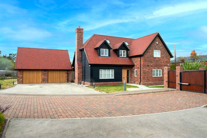 4 Bedroom Detached House To Rent In Fen Gate, RM14