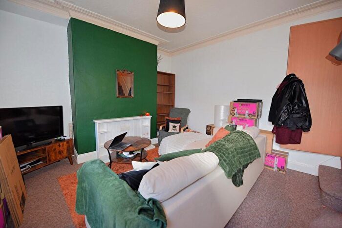 2 Bedroom House To Rent In Parkfield Row, LS11