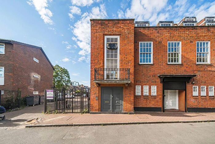 1 Bedroom Flat To Rent In Streatham High Road, Streatham, London, SW16