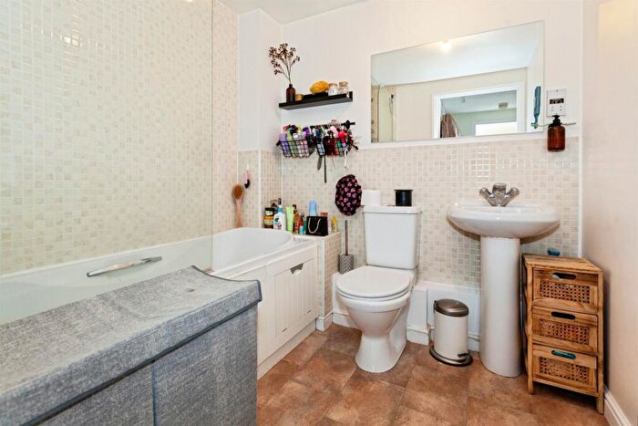 2 Bedroom Apartment For Sale In Tracy Avenue, Slough, SL3