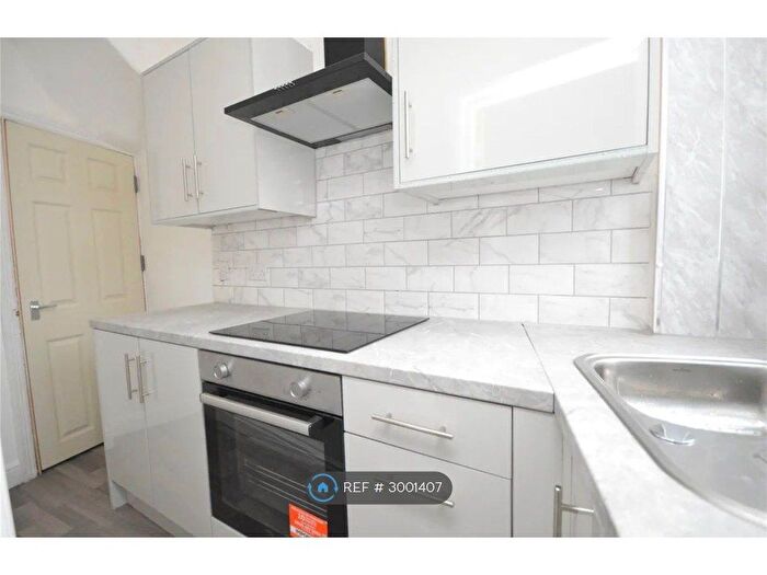 2 Bedroom End Of Terrace House To Rent In Westbourne Place, Leeds, LS11